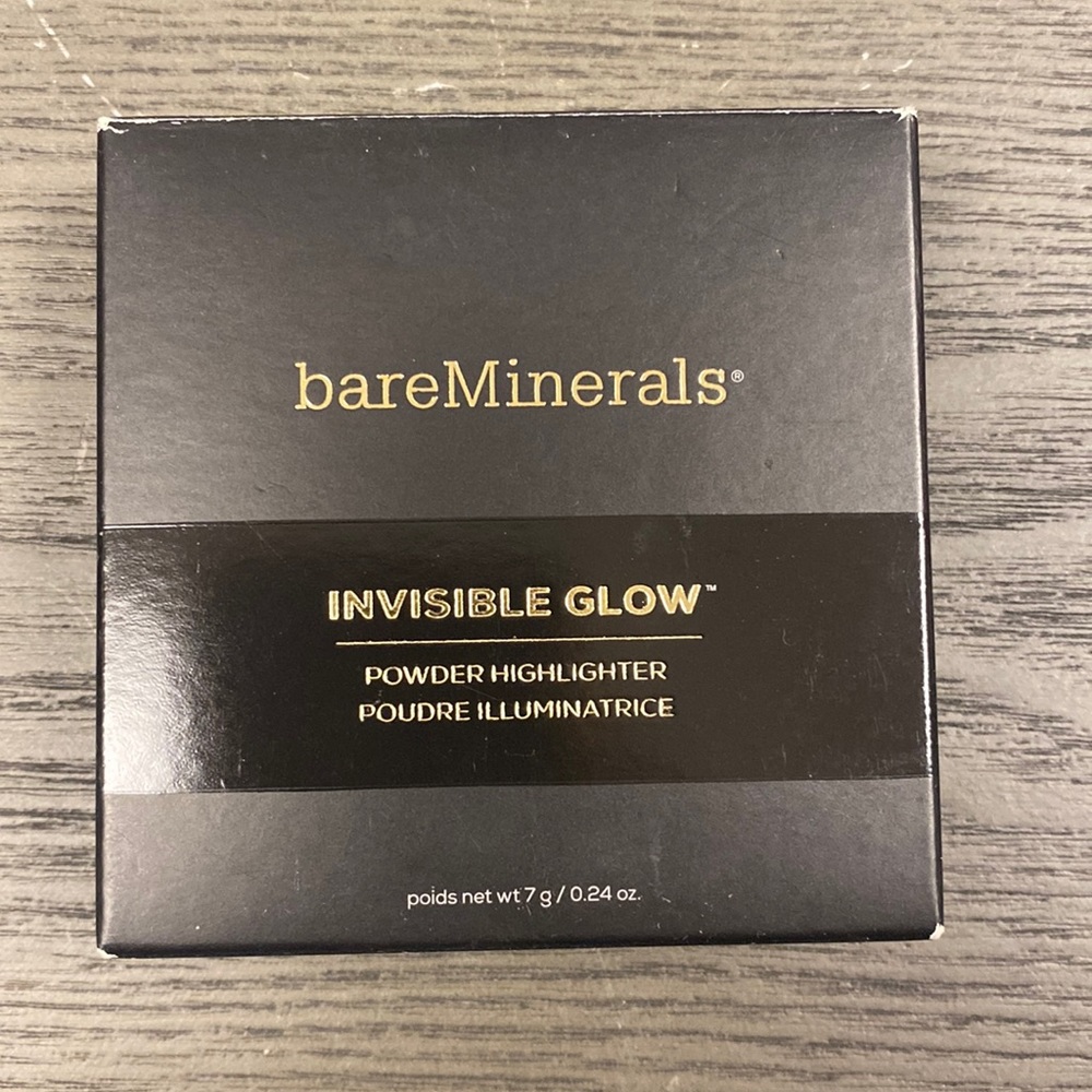 Invisible glow powder highlighter